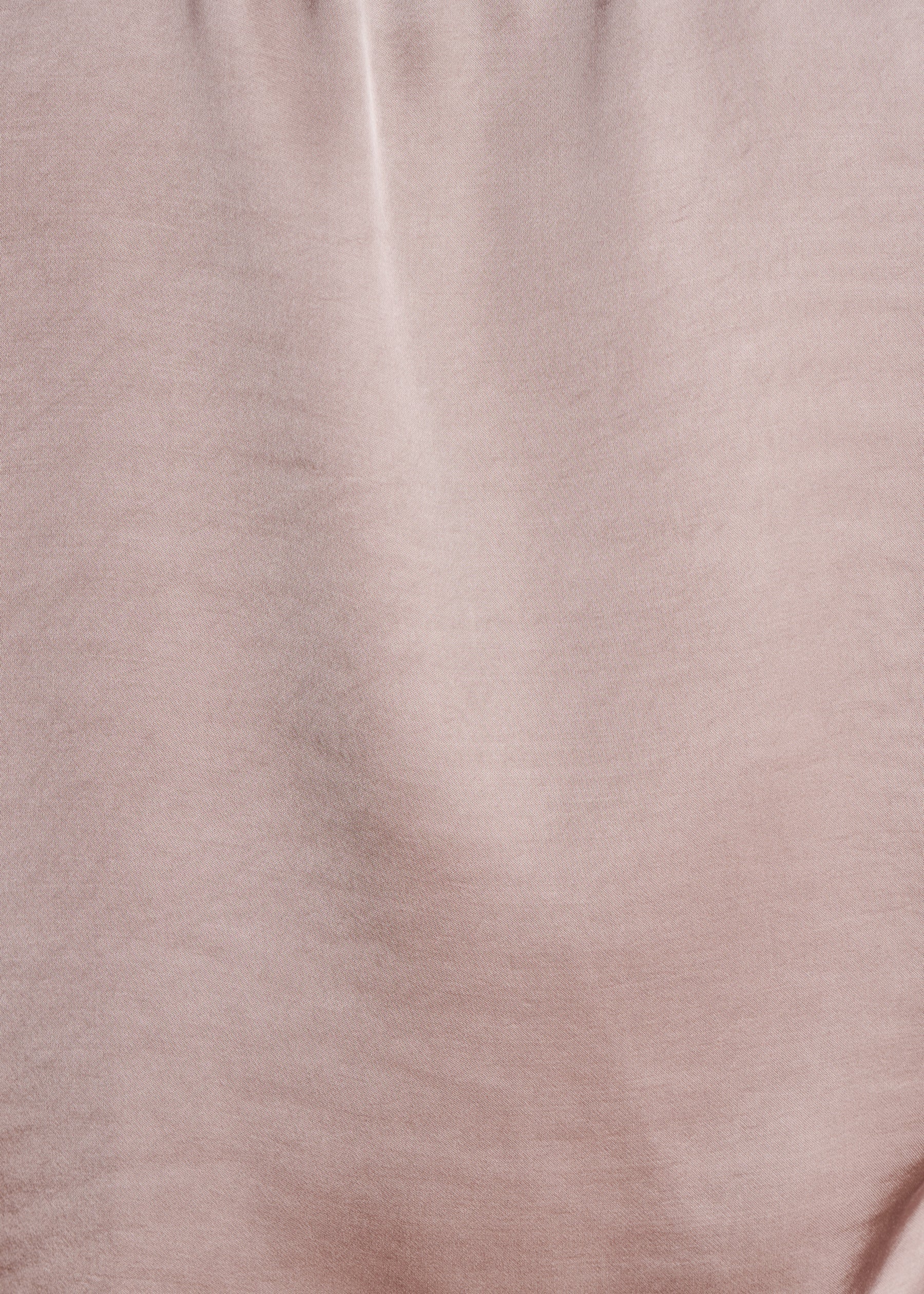 Top en satin taupe à encolure V et manches courtes