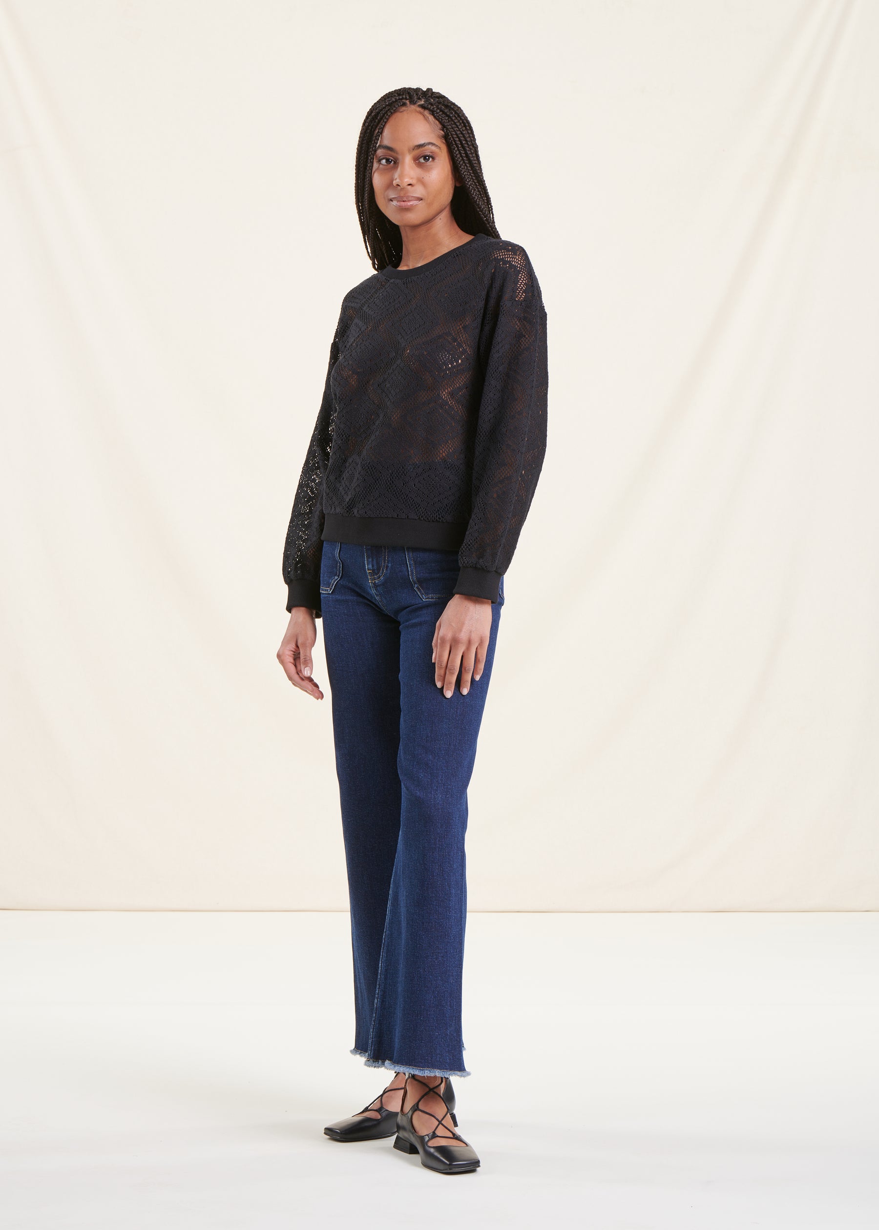 T-shirt noir en coton biologique avec dentelle