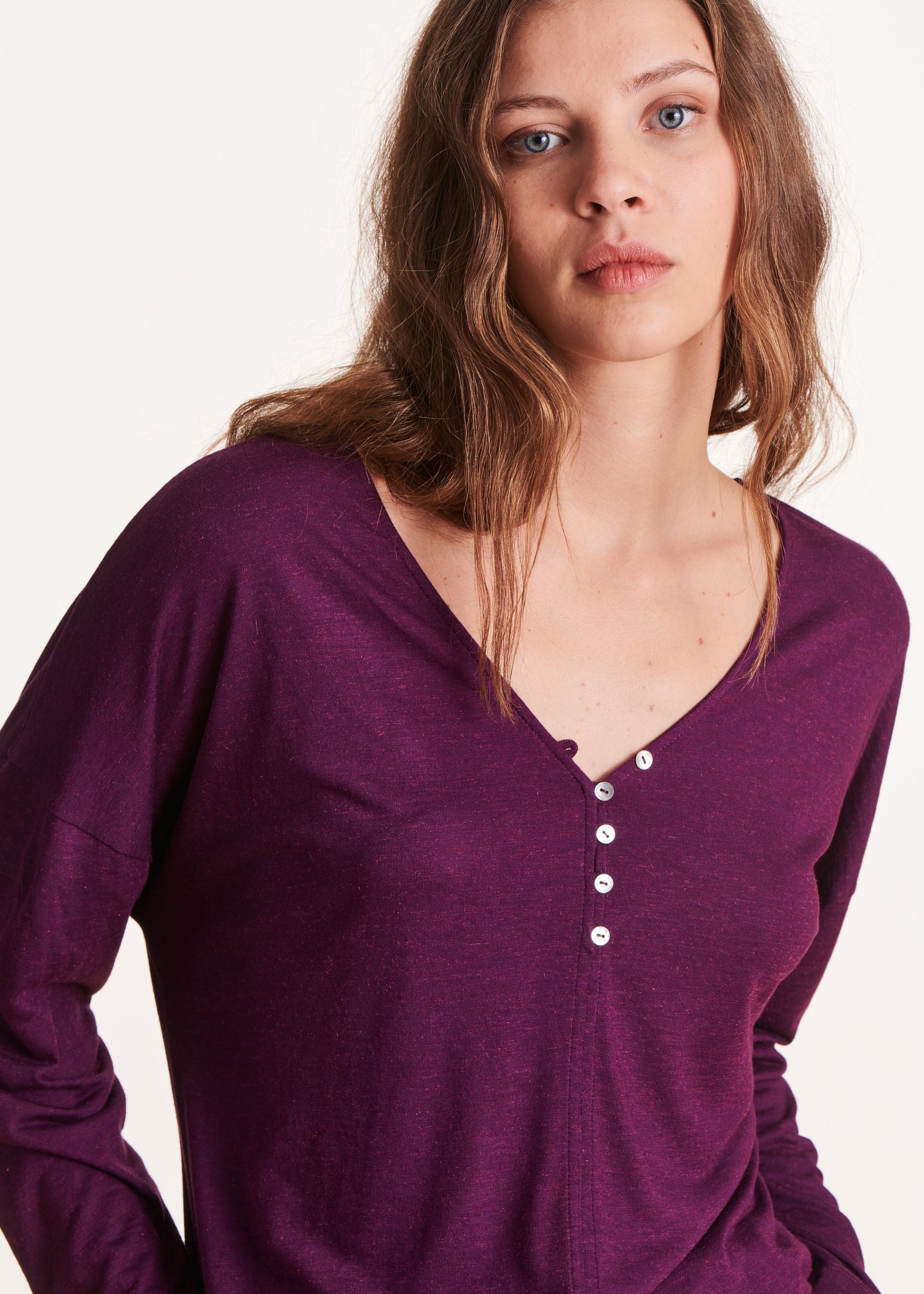 T-shirt prune manches longues encolure V