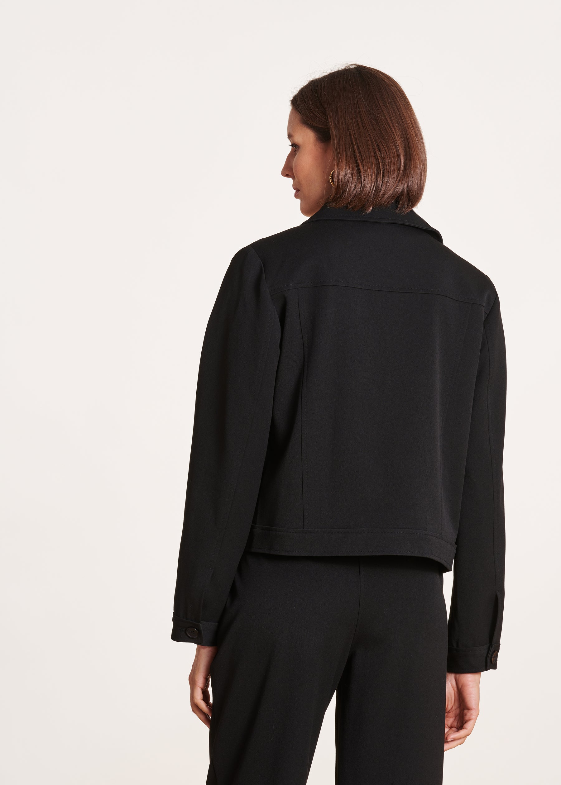 Veste courte noire doublée coupe droite