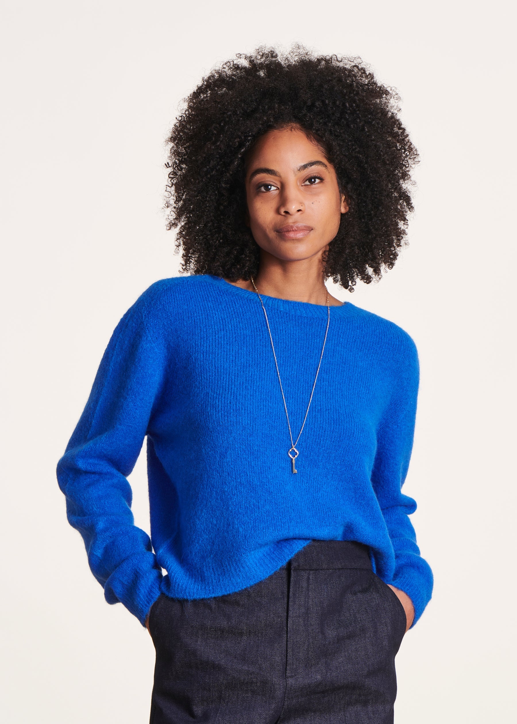 Pull bleu roi uni à manches longues et col rond