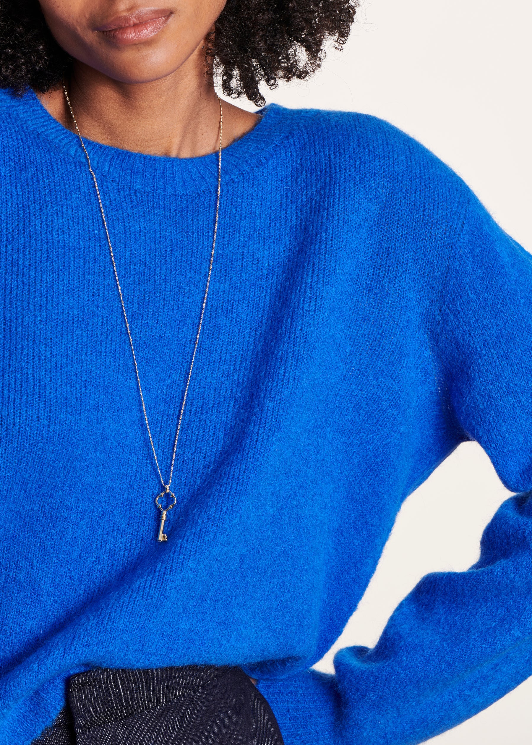 Pull bleu roi uni à manches longues et col rond