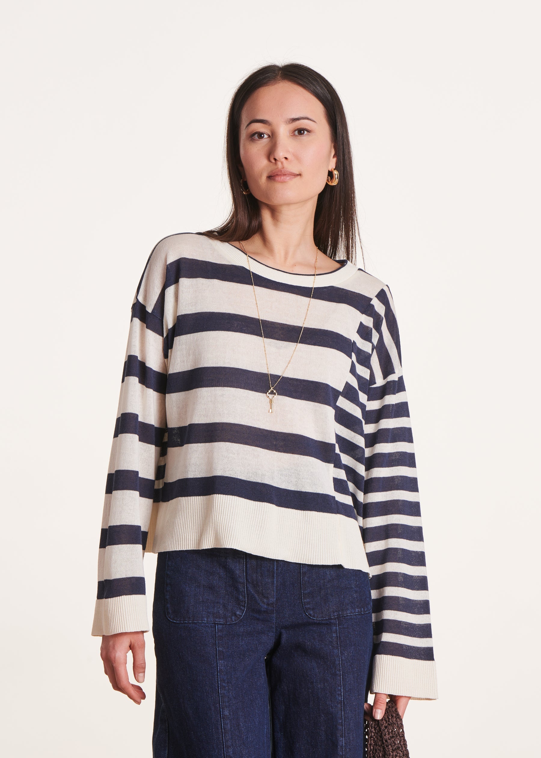 Pull marine rayé ample en maille fine