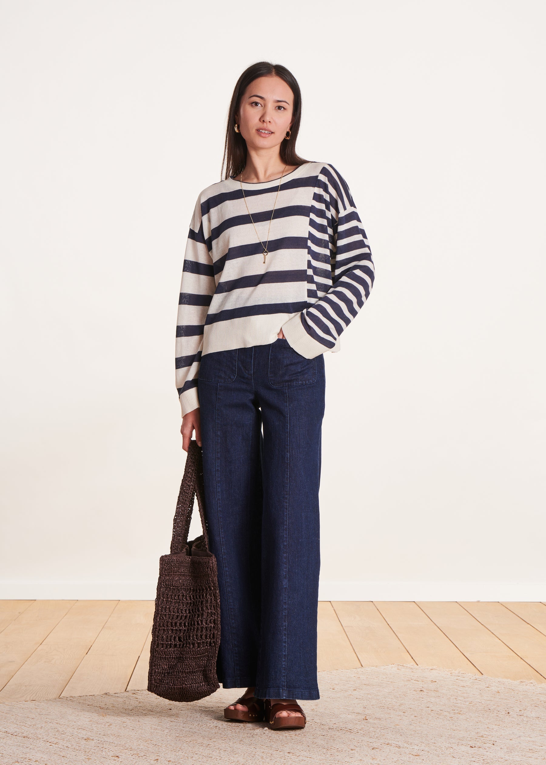 Pull marine rayé ample en maille fine