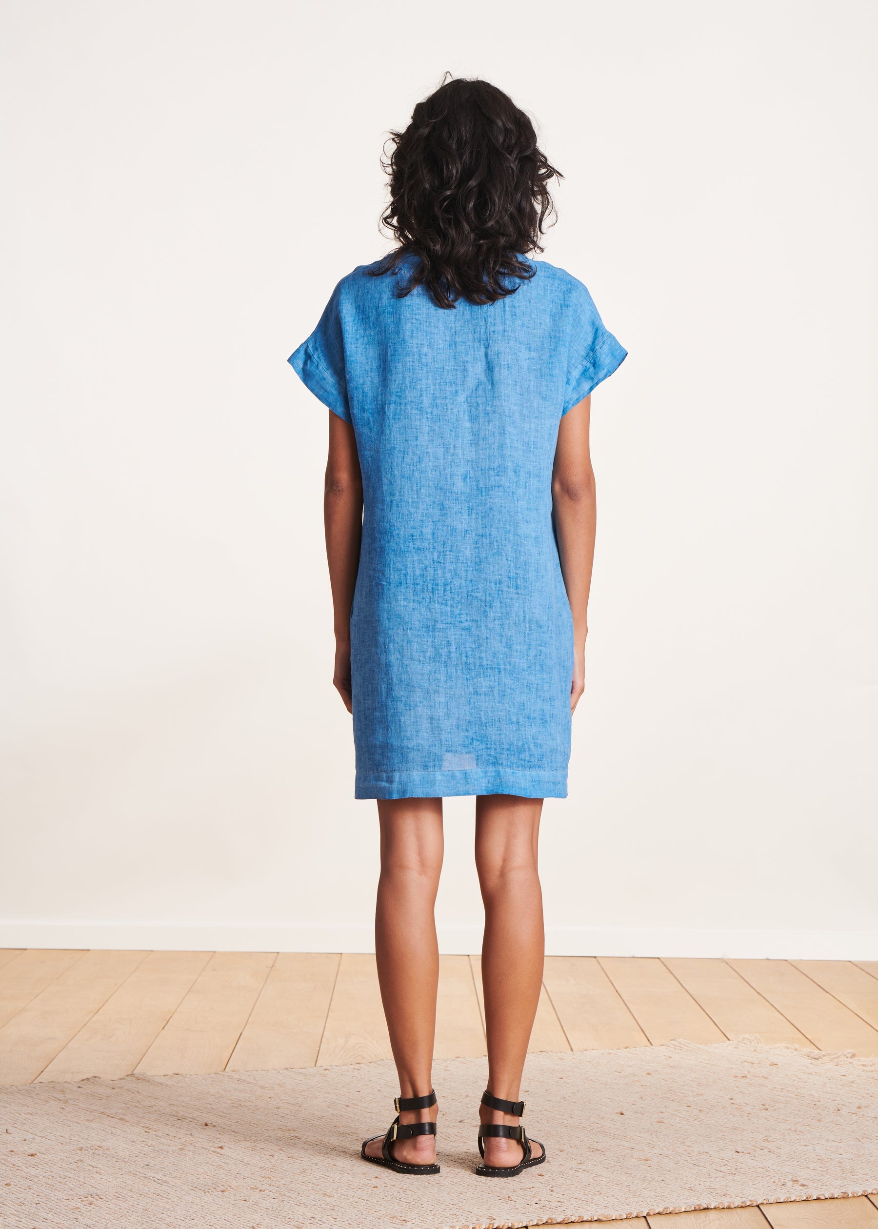 Robe courte en lin bleu clair à manches courtes