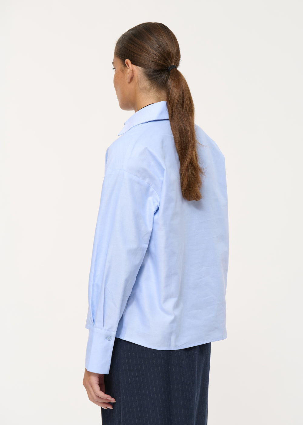 Chemise oversize bleu ciel en coton à poignets retournables - OXYGENE#couleur_OXYGENE