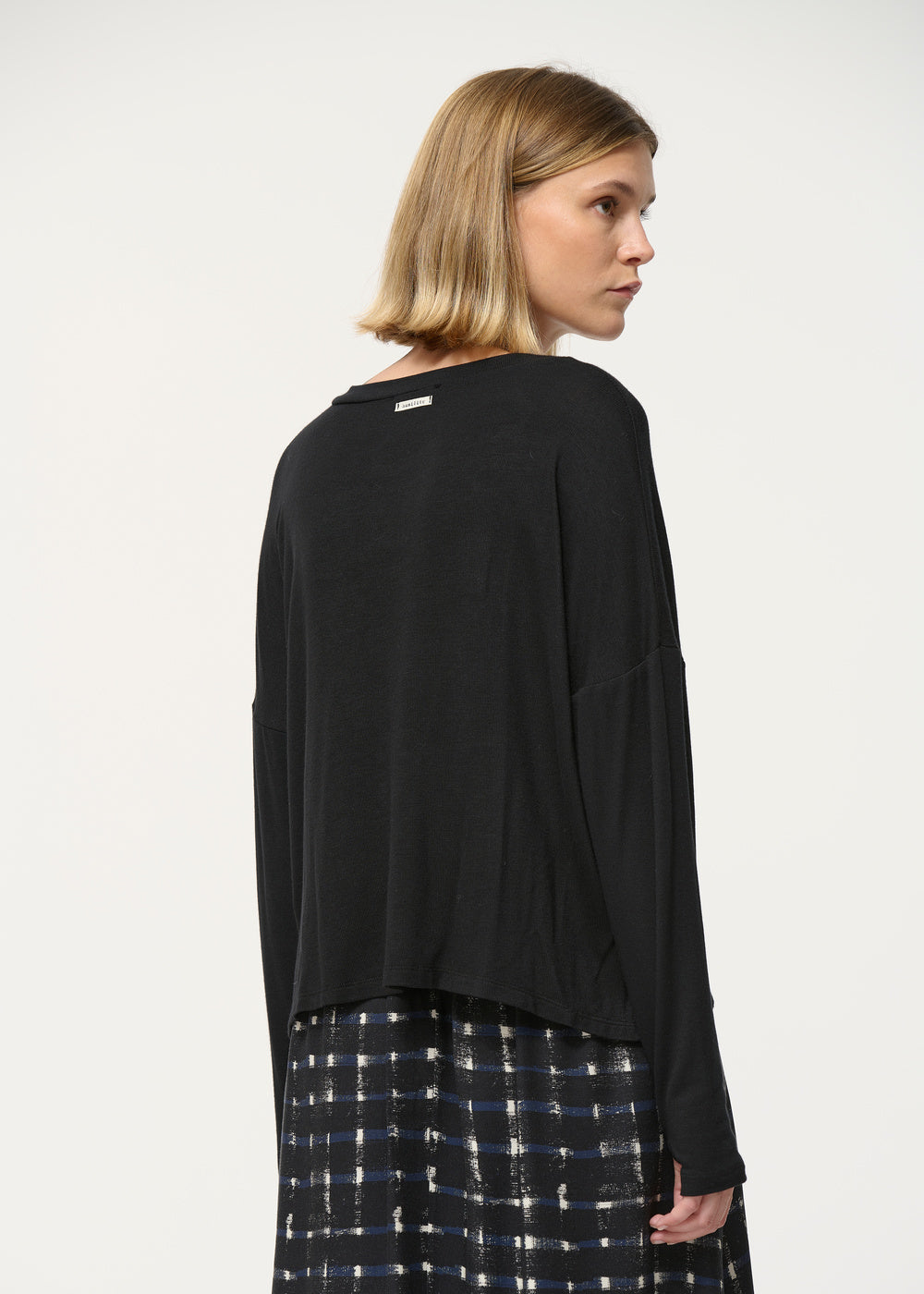 T-shirt noir large et court à manches longues