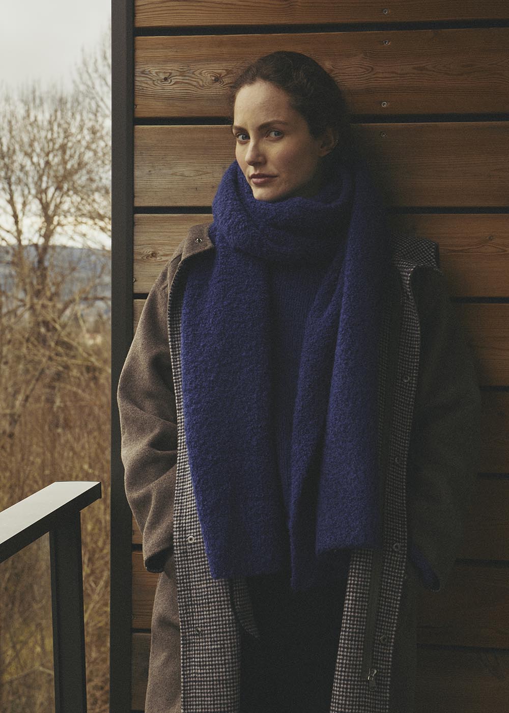 Écharpe bleue en maille épaisse