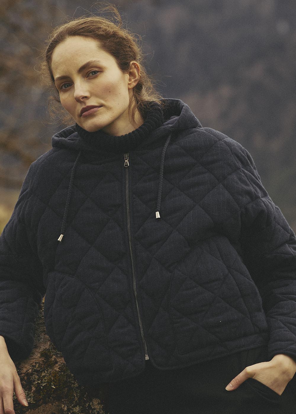 Blouson bleu marine matelassé à capuche