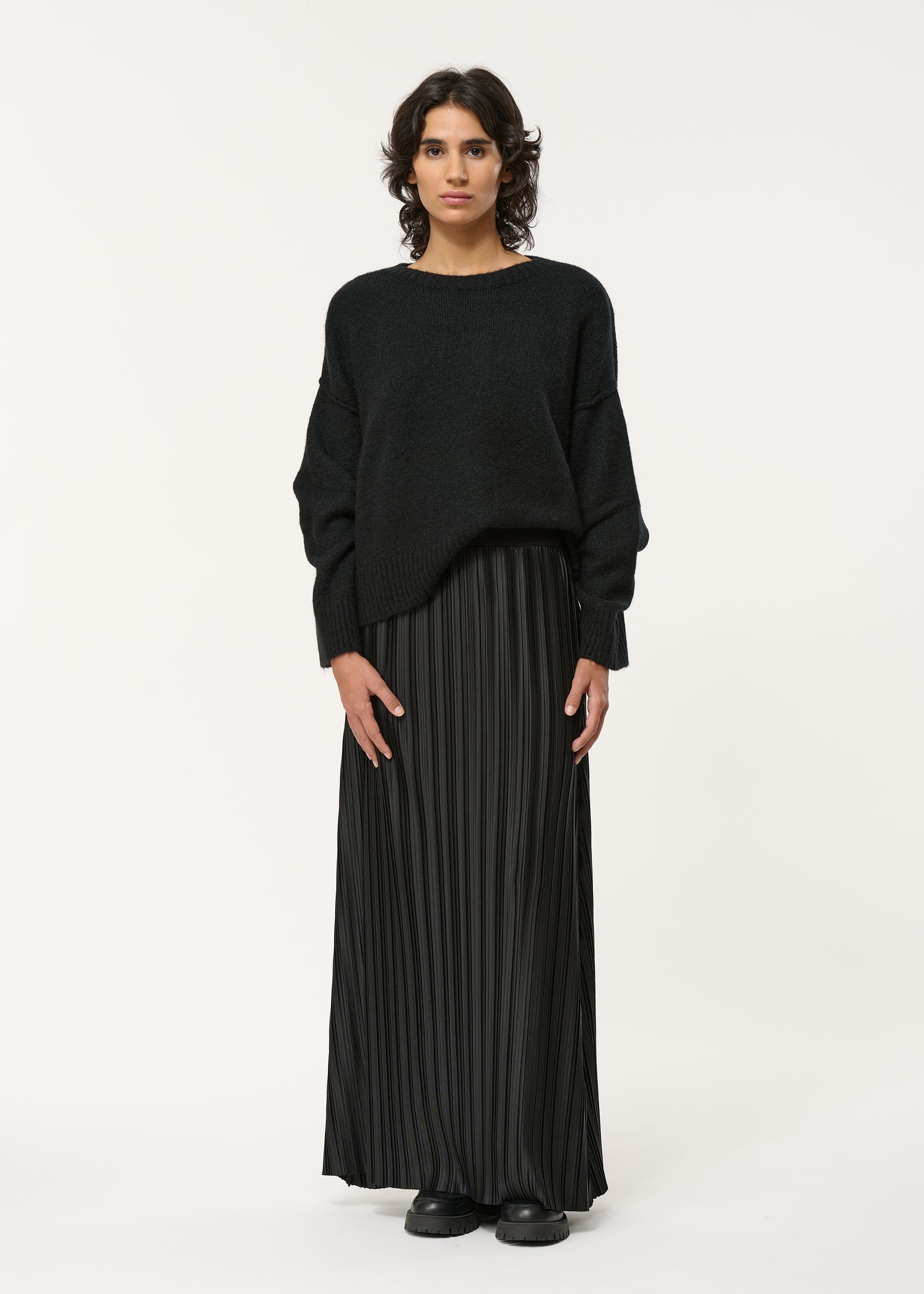 Jupe midi plissée en simili cuir noire pour femme