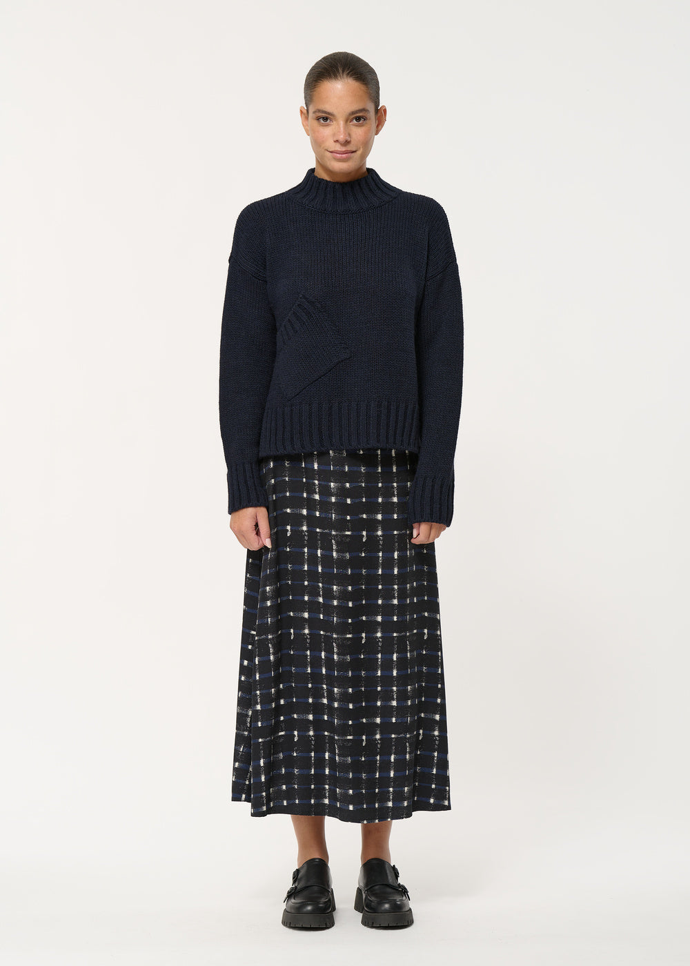 Pull court bleu marine en maille épaisse poche en biais - MARINE#couleur_MARINE