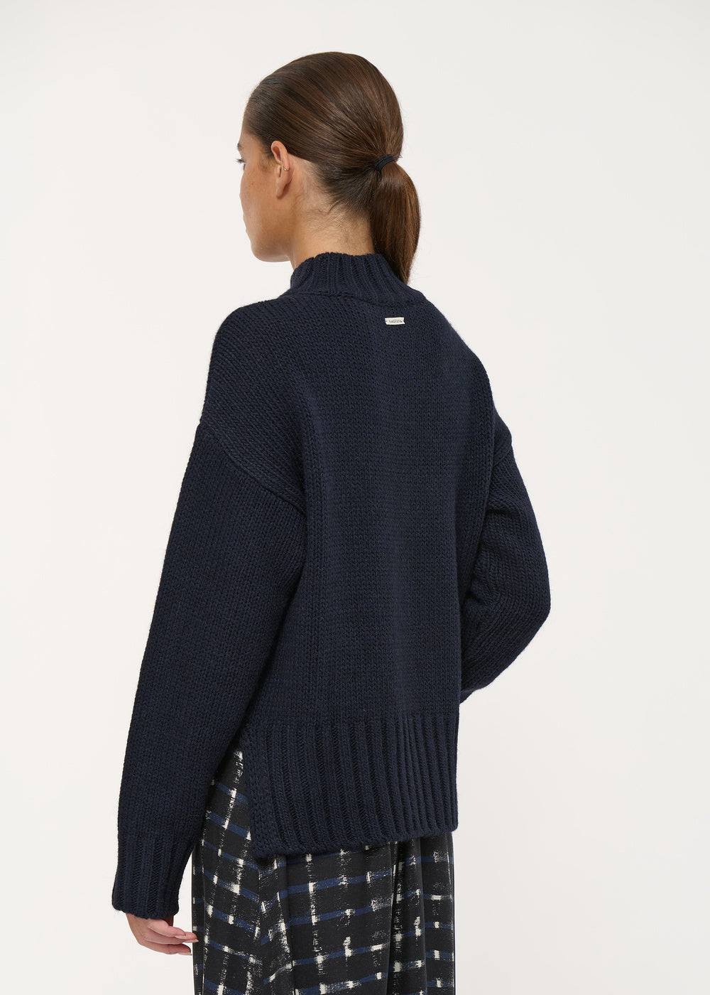 Pull court bleu marine en maille épaisse poche en biais - MARINE#couleur_MARINE