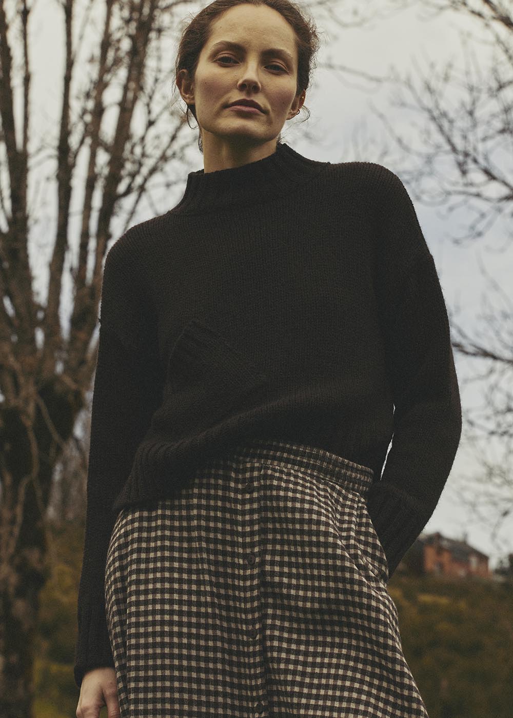 Pull court marron en maille épaisse poche en biais