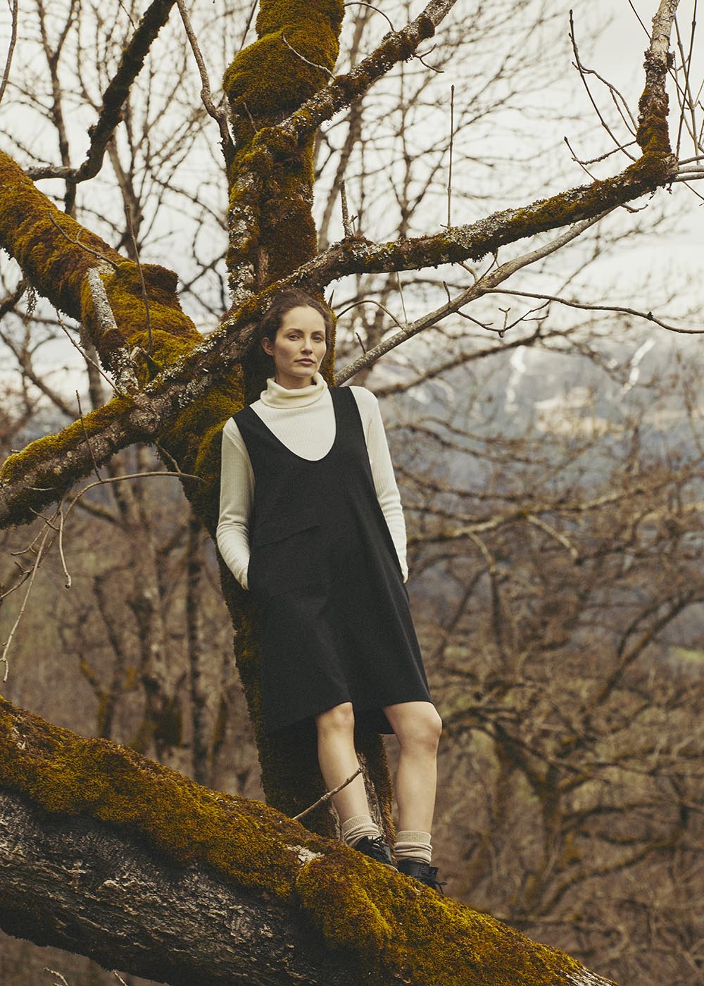 Robe courte chasuble noire à encolure ronde échancrée