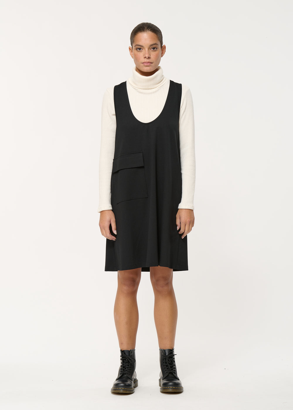 Robe courte chasuble noire à encolure ronde échancrée - NOIR#couleur_NOIR