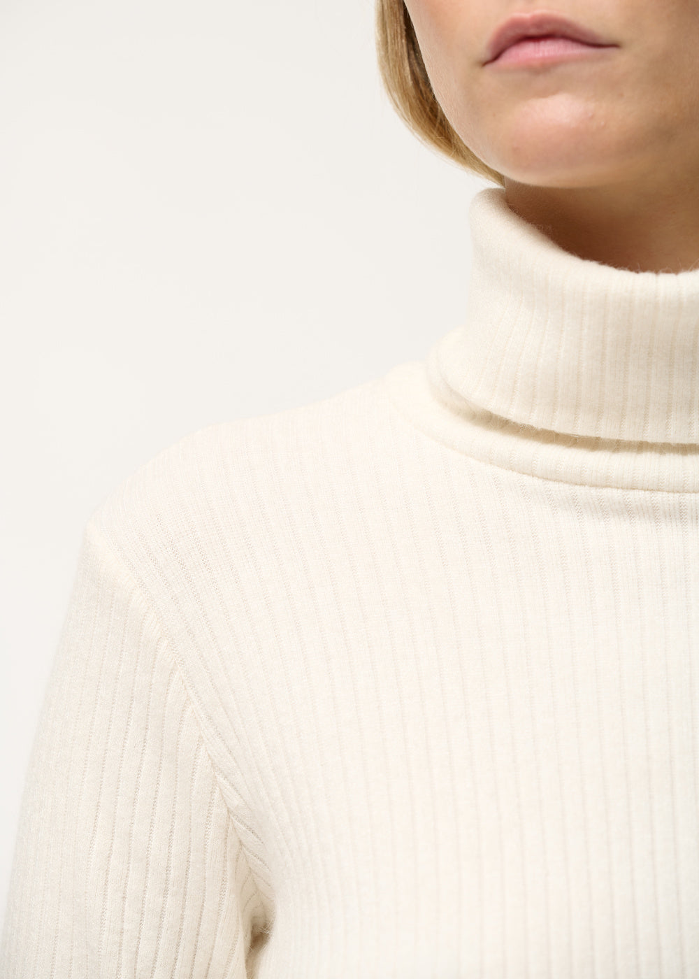 T-shirt blanc maille côtelée col roulé - OFF WHITE#couleur_OFF WHITE