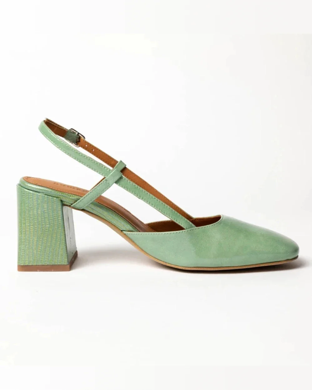 FERNANDO slingbacks à talon pour femme avec une bride réglable. En cuir vernis vert d'eau, la couleur parfaite pour le printemps et l'été