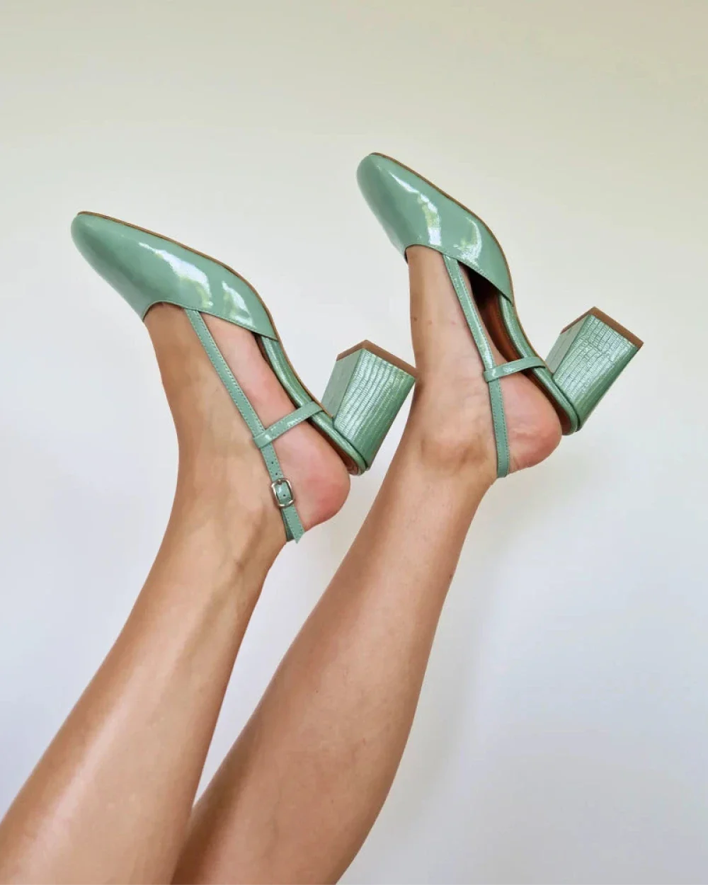 FERNANDO slingbacks à talon pour femme avec une bride réglable. En cuir vernis vert d'eau, la couleur parfaite pour le printemps et l'été