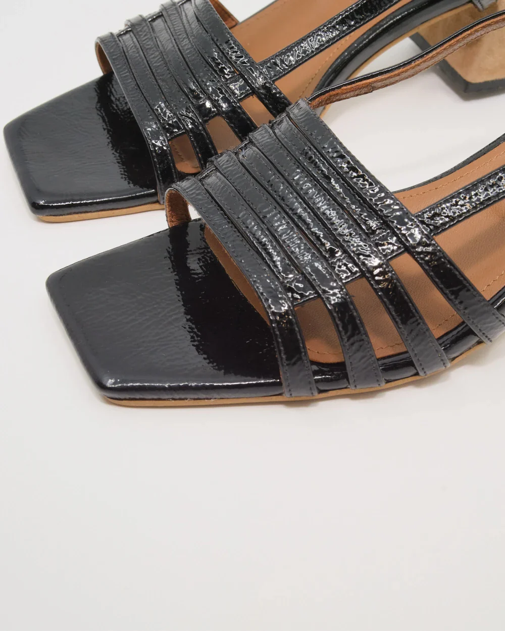 ROBERTO les sandales bicolores à talons carrés avec brides réglables cuir daim camel et noir vernis. Idéales pour un mariage