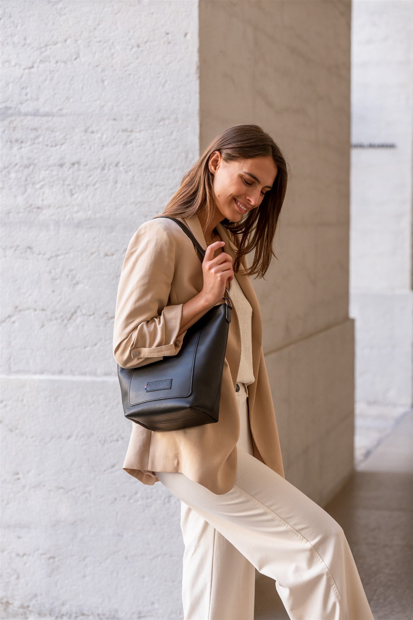 sac cabas cuir noir porté par une femme