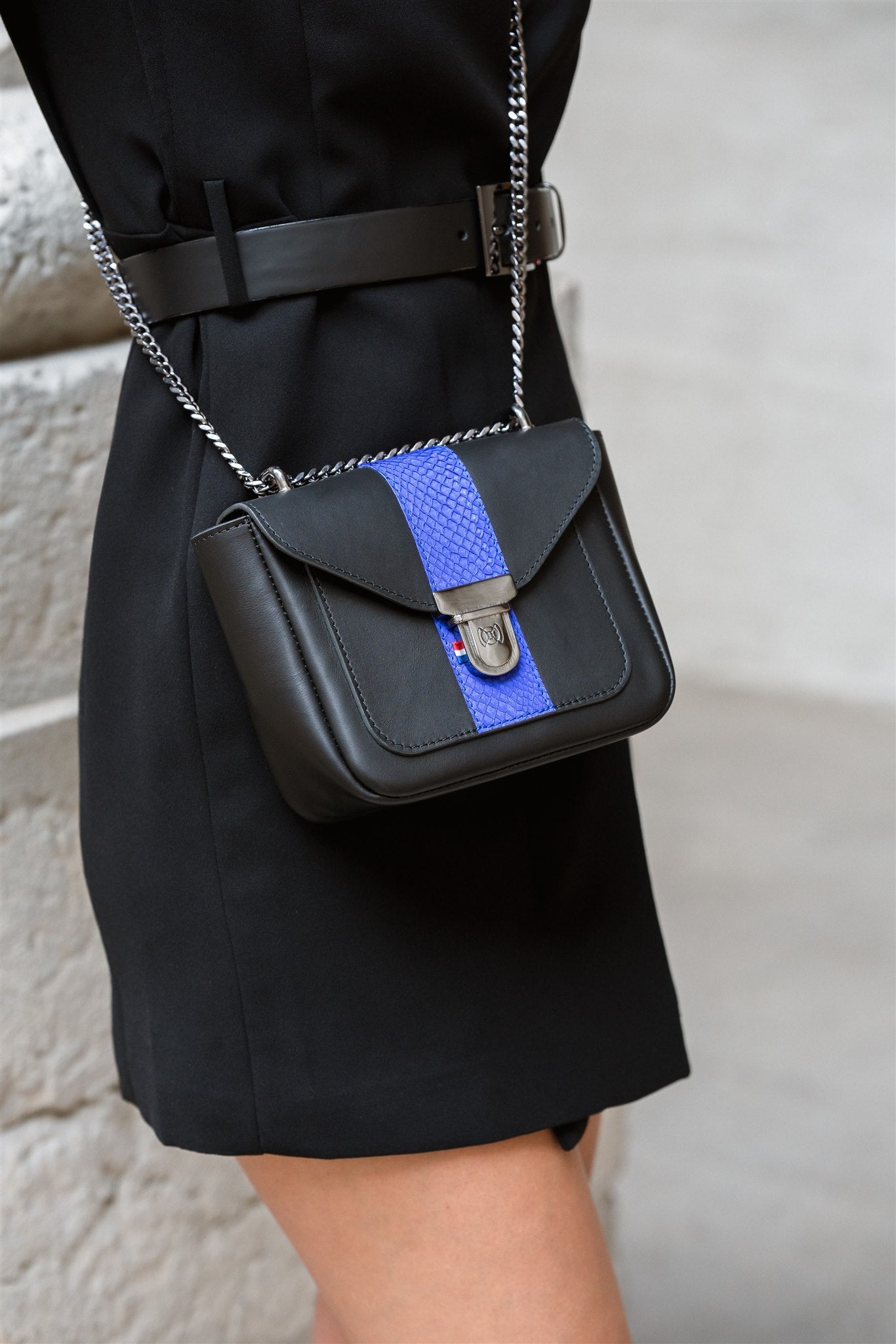 sac à main bandoulière avec chaine en cuir noir et cuir de poisson