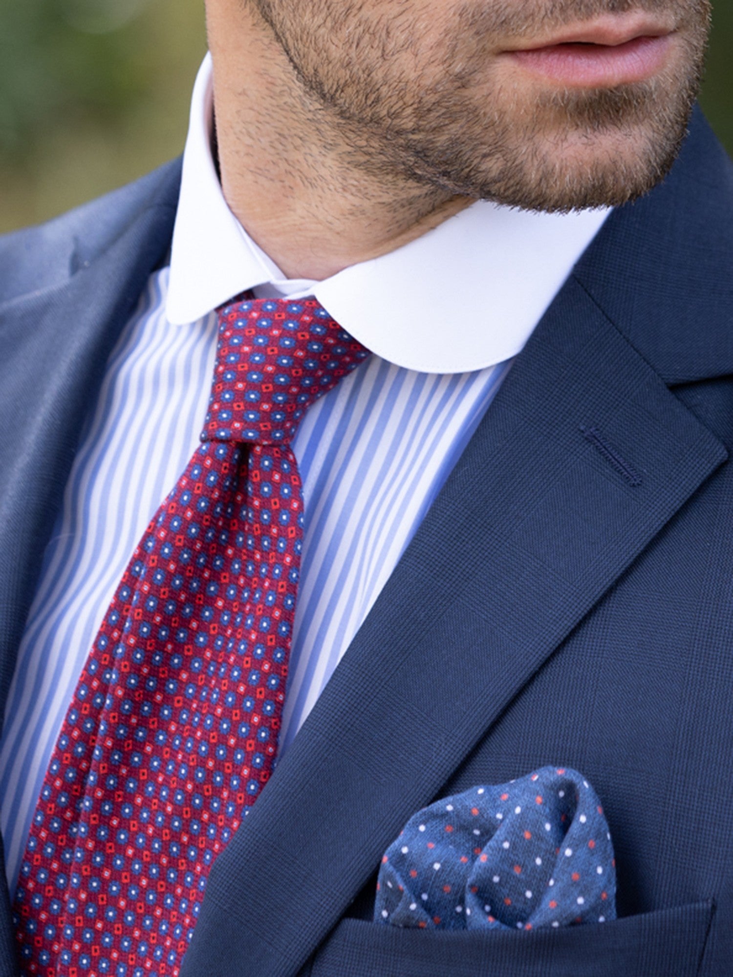 Silk tie with fancy burgundy print