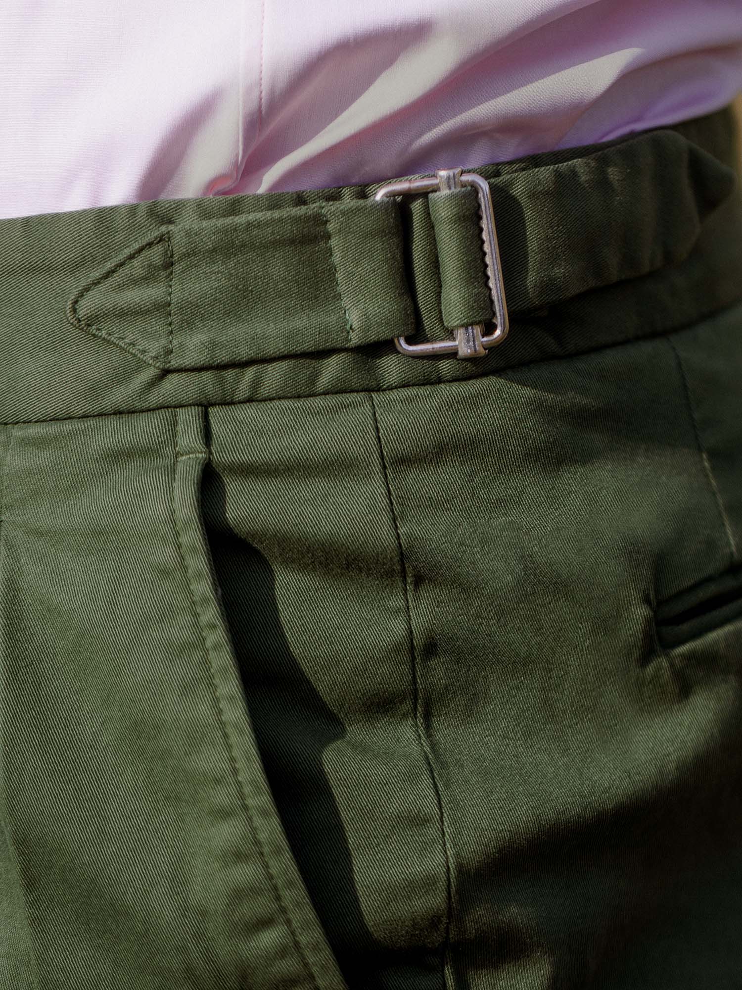 Pantalon à pinces vert thym taille haute