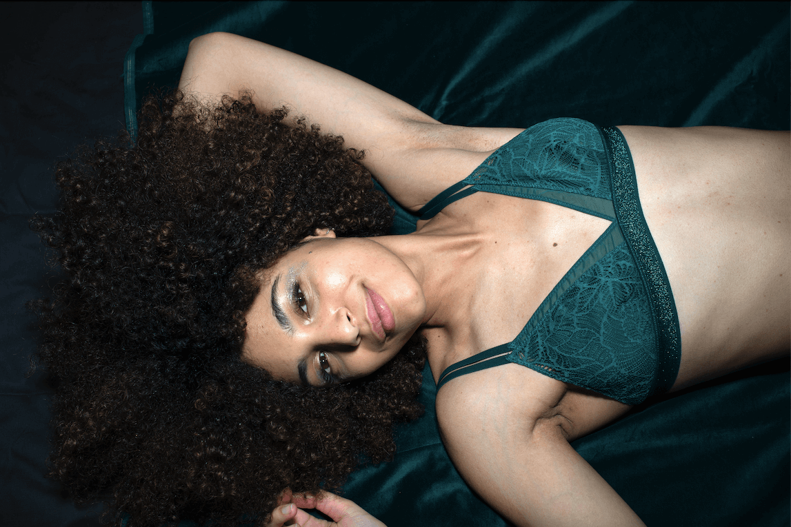 Bott lingerie propose un soutien-gorge sans armatures triangle avec double bonnet en dentelle et tulle vert avec un dos réglable. Ce joli triangle est encore plus sexy à porter avec une chemise entrouverte