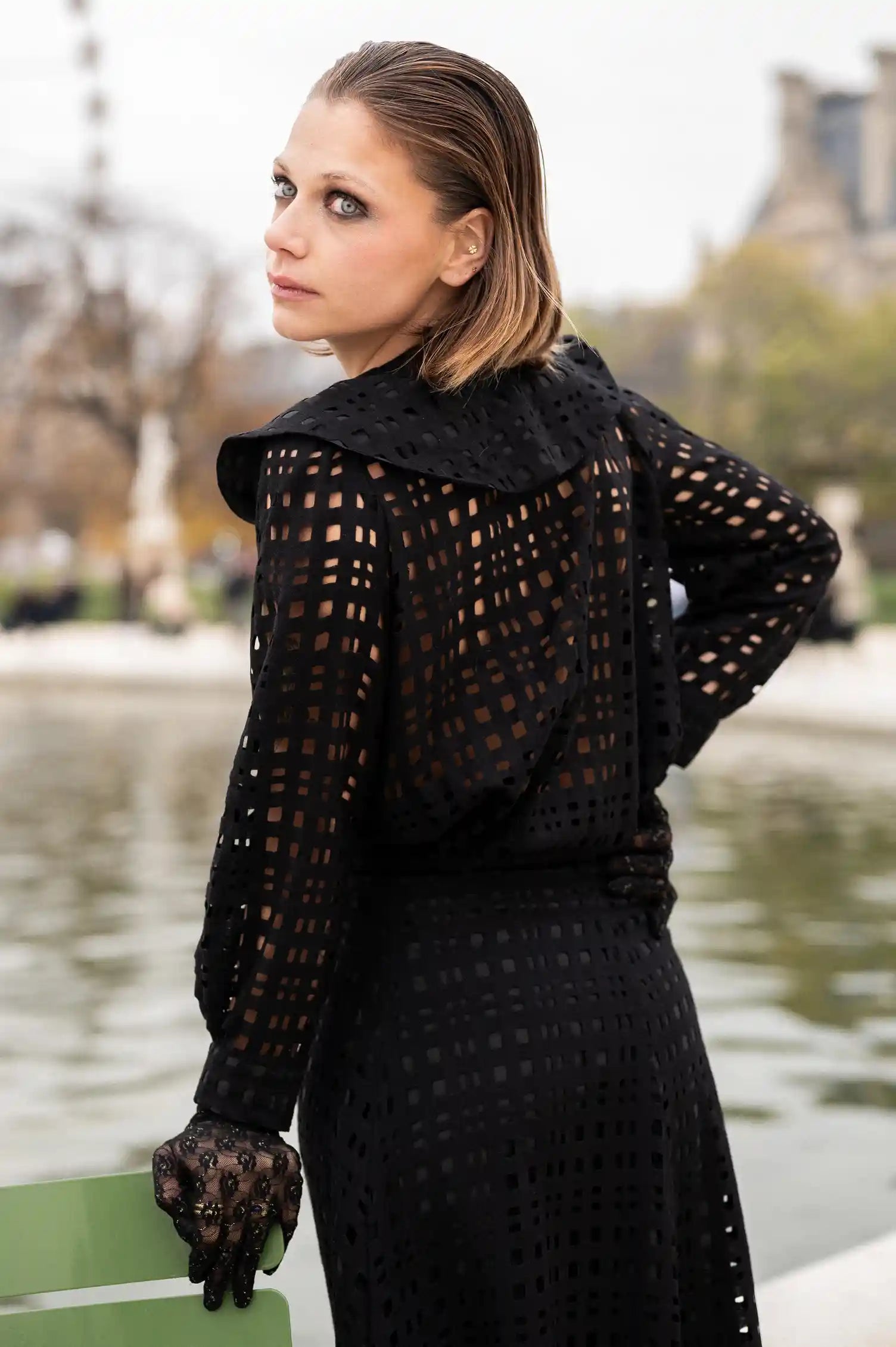 La blouse ajourée col Claudine