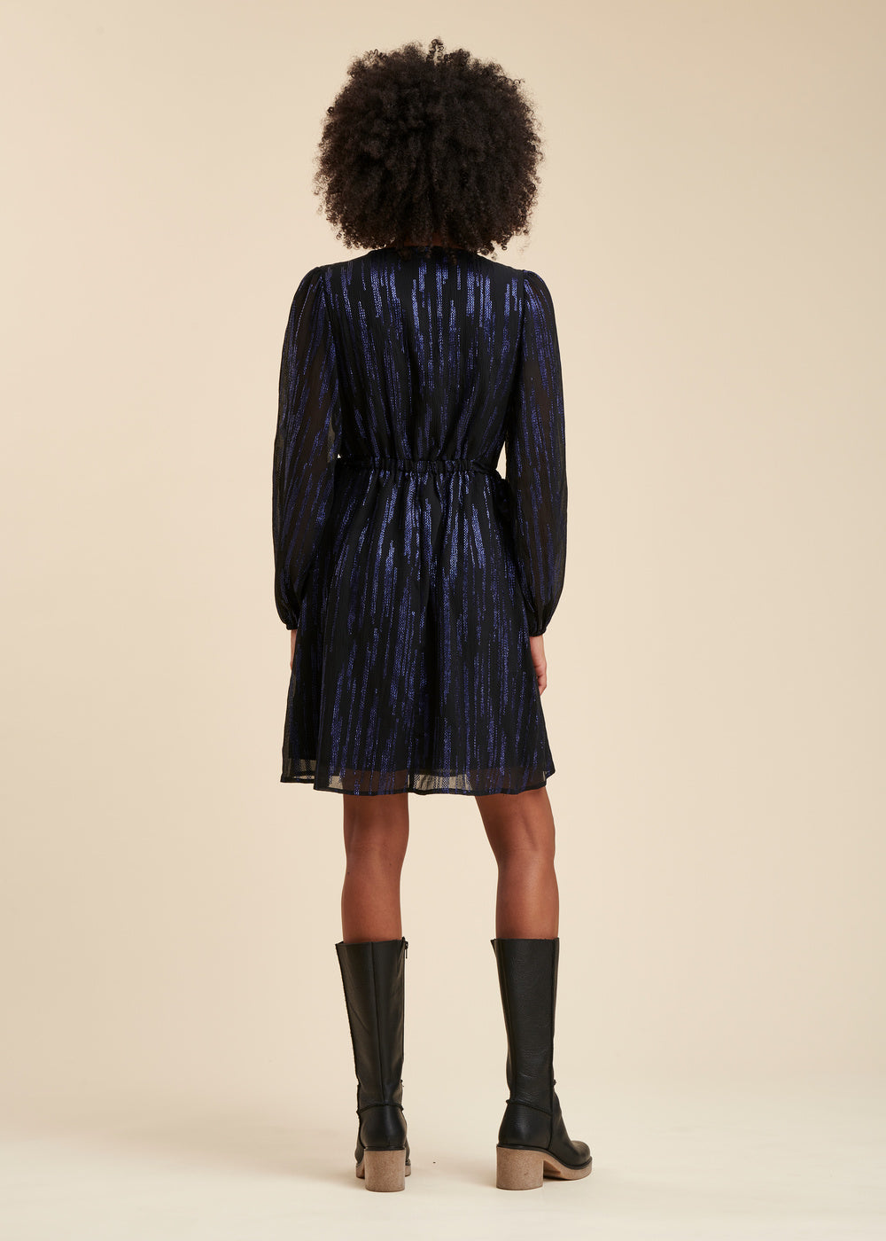 Robe courte cintrée en voile avec sequins