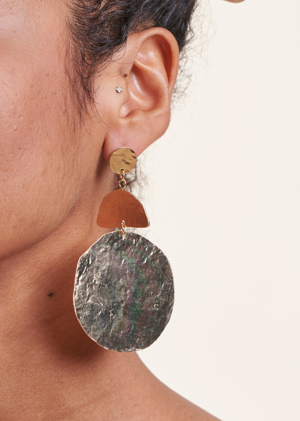 Boucles d'oreilles martelées dorées