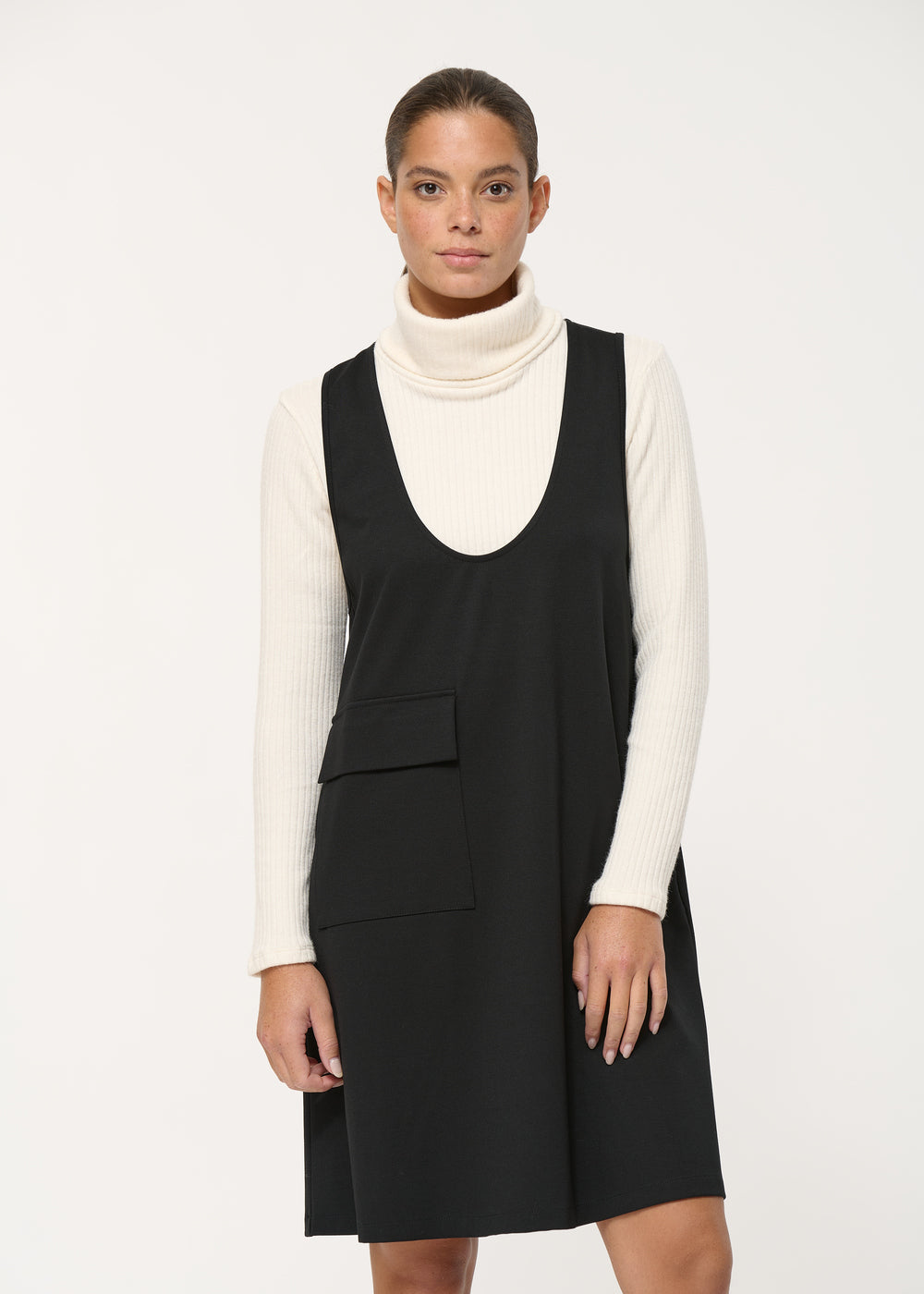 Robe courte chasuble noire à encolure ronde échancrée - NOIR#couleur_NOIR