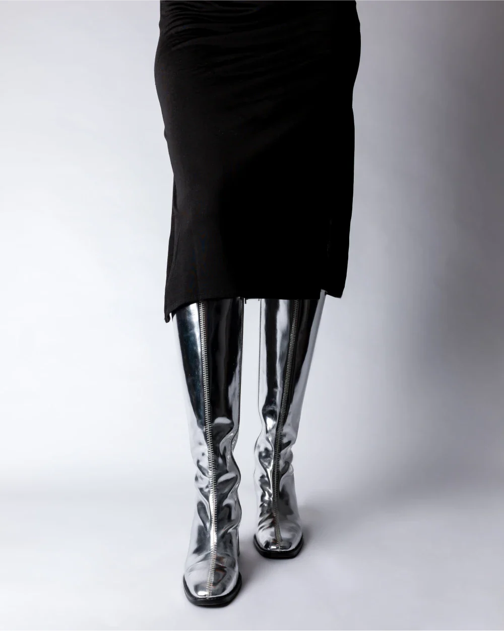 Les bottes CRISTOBAL à talon en cuir upcyclé argent métallisé, avec un talon large de 7cm pour des bottes élégantes, féminines et confortables